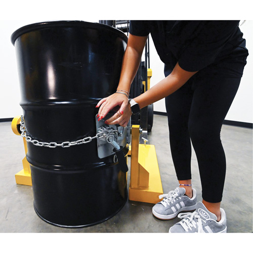 Porte-baril pour chariot &agrave; fourche, Pour 55 gal. US (45,8 gal imp&eacute;rial) Mukwa Safety Services