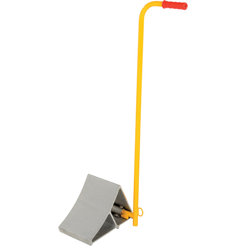 Cale de roues en aluminium avec poign&eacute;e, 7" la x 11-7/8" p x 7-11/16" h Mukwa Safety Services