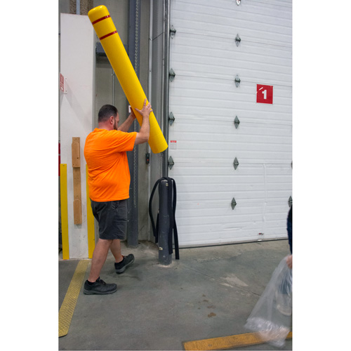 Capuchon en poly&eacute;thyl&egrave;ne pour borne de protection, 4-1/2" dia. x 64" l, Rouge/Jaune Mukwa Safety Services