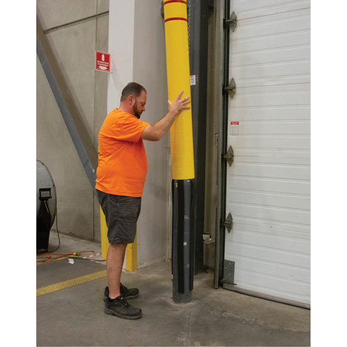 Capuchon en poly&eacute;thyl&egrave;ne pour borne de protection, 4-1/2" dia. x 64" l, Rouge/Jaune Mukwa Safety Services
