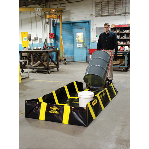 Bermes de confinement avec supports int&eacute;rieurs de parois QuickBerm , Capacit&eacute; 235 gal. US, 4' la x 8' lo x 12" h, Support &agrave; encliqueter Mukwa Safety Services