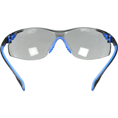 Lunettes de s&eacute;curit&eacute; Solus avec lentilles Scotchgard, Lentille Grise/fum&eacute;e, Antibu&eacute;e, R&eacute;pond ou surpasse la norme CSA Z94.3 Mukwa Safety Services