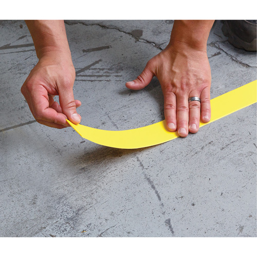Marqueur robuste pour le sol Tough-Mark, Rectangle, 48" lo x 3" la, Rouge, Poly&eacute;thyl&egrave;ne Mukwa Safety Services
