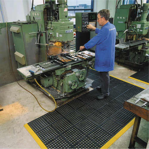 Tapis antifatigue &agrave; imbrication Cushion-Ease 550, &agrave; fentes, 3' x 3' x 3/4", Noir, Caoutchouc Mukwa Safety Services