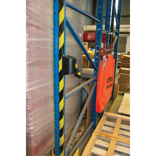 Barri&egrave;re murale magn&eacute;tique avec bande magn&eacute;tique, Plastique, Fixation magn&eacute;tique, 15', Ruban Noir et jaune Mukwa Safety Services