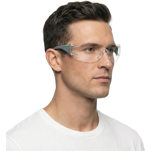 Lunettes de s&eacute;curit&eacute; gris/vert Adapt Lite, Lentille Transparent, Antibu&eacute;e/Anti-&eacute;gratignures, ANSI Z87+/R&eacute;pond ou surpasse la norme CSA Z94.3 Mukwa Safety Services