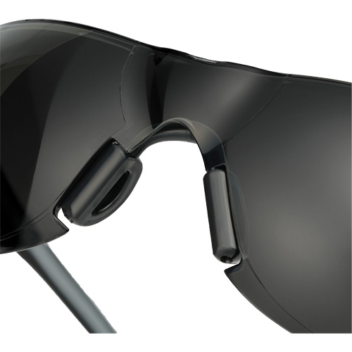 Lunettes de s&eacute;curit&eacute; Adapt Lite, Lentille Fum&eacute;e, Antibu&eacute;e/Anti-&eacute;gratignures, ANSI Z87+/R&eacute;pond ou surpasse la norme CSA Z94.3 Mukwa Safety Services
