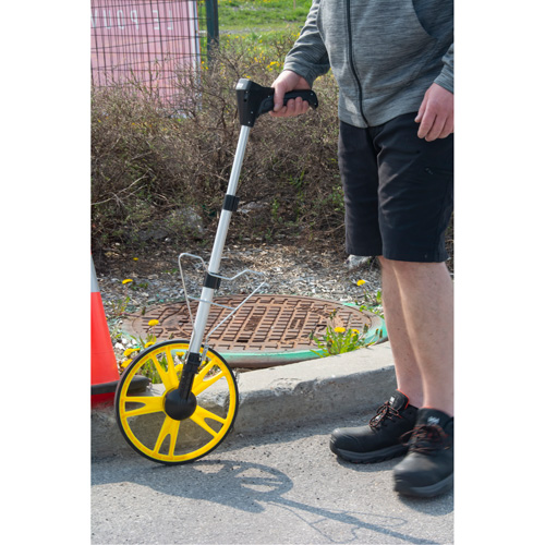 Roue d'arpentage num&eacute;rique, 12,5"/31,8 cm, Gamme de 99999,9 m, Pieds/m&egrave;tres Mukwa Safety Services