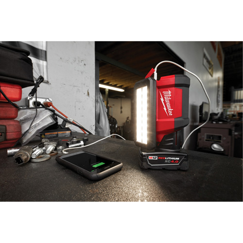 Projecteur &agrave; faisceau large pour entretien et r&eacute;paration avec chargeur USB M12 Rover, DEL, 700 lumens Mukwa Safety Services