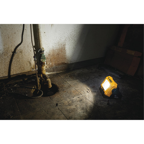 Lampe d'&eacute;clairage direct compact 12V/20V Max, DEL, 2000 Lumens Mukwa Safety Services