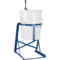 Basculeur de bidon, 5 gal. US (4,16 gal. imp.), 75 lb/34 kg Capacit&eacute;, 11-1/2" Ha. de distribution Mukwa Safety Services