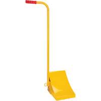 Cale de roue pour la glace avec poign&eacute;e ergonomique, Acier, Jaune, 8-1/16" la x 10-5/8" p x 8-13/16" h Mukwa Safety Services
