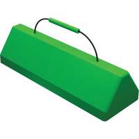 Cale de roue pour avion Checkers Safety SafeRay avec poign&eacute;e &agrave; c&acirc;ble, Ur&eacute;thane, Vert fluorescent, 24" la x 8" p x 6" h Mukwa Safety Services