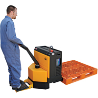 Transpalette &eacute;lectrique motoris&eacute; a/plateforme &agrave; conducteur debout, Capacit&eacute; 4500 lb, 48" lo x 30,25" la Mukwa Safety Services