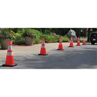 Ensemble de c&ocirc;nes de signalisation et chaînes, 28", Orange, Bande(s) r&eacute;fl&eacute;chissante(s) 4" & 6" Mukwa Safety Services