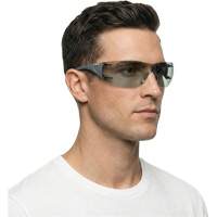 Lunettes de s&eacute;curit&eacute; Adapt Lite, Lentille Int&eacute;rieur/ext&eacute;rieur, Antibu&eacute;e/Anti-&eacute;gratignures, ANSI Z87+/R&eacute;pond ou surpasse la norme CSA Z94.3 Mukwa Safety Services