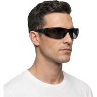 Lunettes de s&eacute;curit&eacute; Adapt Lite, Lentille Fum&eacute;e, Antibu&eacute;e/Anti-&eacute;gratignures, ANSI Z87+/R&eacute;pond ou surpasse la norme CSA Z94.3 Mukwa Safety Services