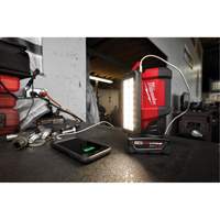 Projecteur &agrave; faisceau large pour entretien et r&eacute;paration avec chargeur USB M12 Rover, DEL, 700 lumens Mukwa Safety Services