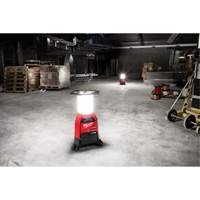 Lampe de chantier M18 Radius et chargeur avec One-Key, DEL, 4800/9000/2500 lumens, Boîtier en Plastique Mukwa Safety Services